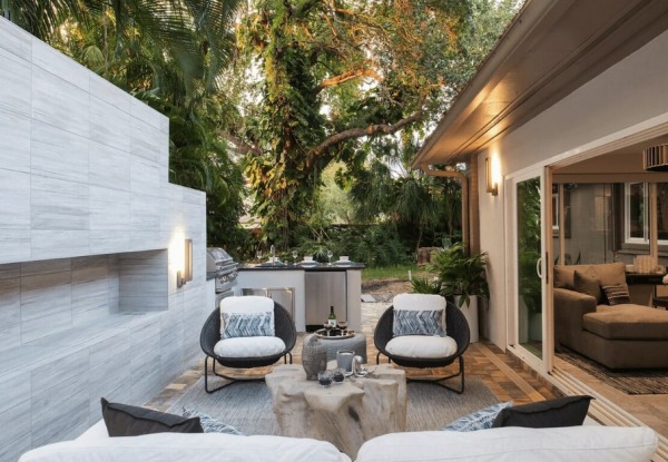 Ruang luar yang nyaman dengan furnitur mewah